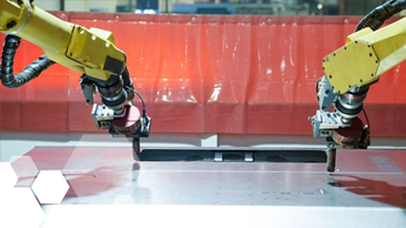 A ciklusidők cs&ouml;kkent&eacute;se &eacute;rdek&eacute;ben a robotkarok &uacute;gynevezett &bdquo;dual arm&rdquo;-os elrendez&eacute;sben