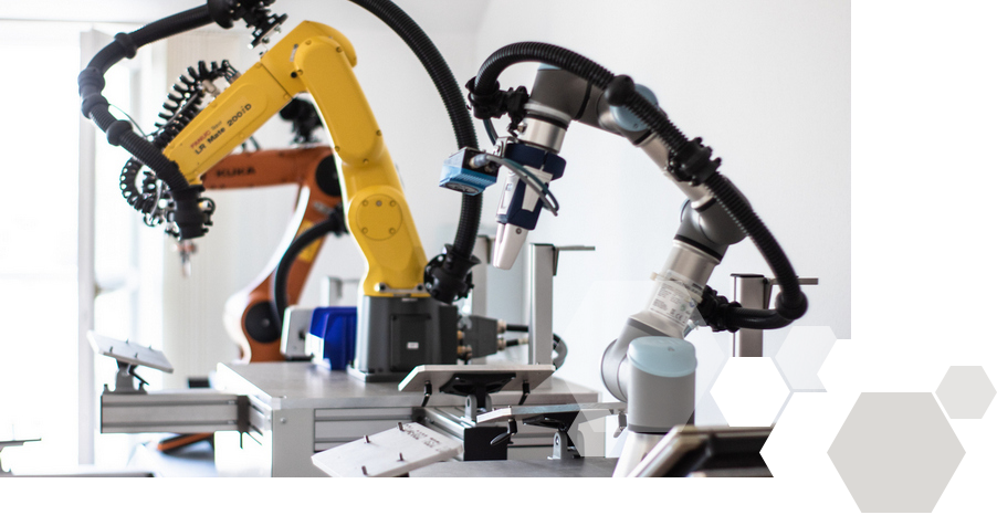 Oktat&oacute;robotjaink: KUKA, Fanuc, Universal Robots