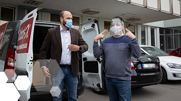 Fazakas L&aacute;szl&oacute; &eacute;s Dr. Pap Andr&aacute;s az &uacute;j arcpajzsokkal