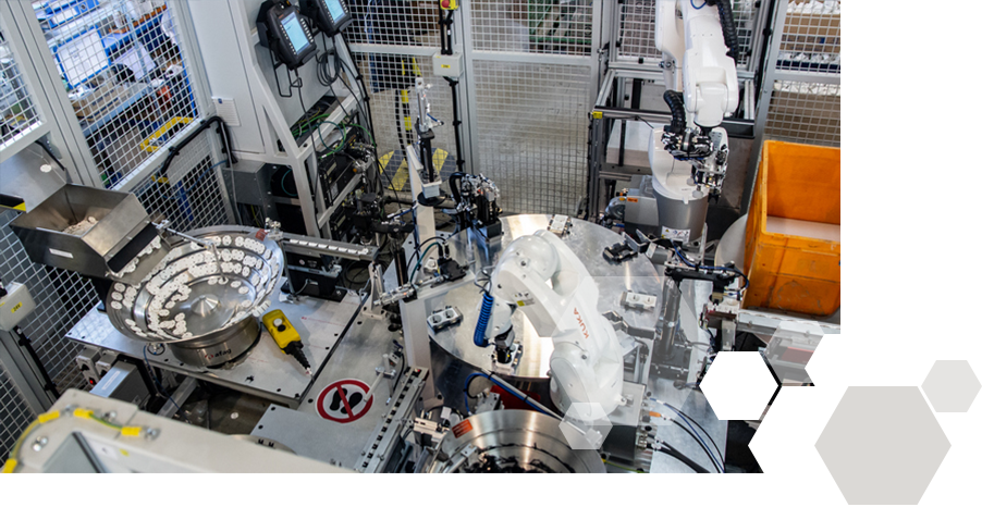 K&ouml;rasztalos konnektorszerelő robotcella elektronikai ipar